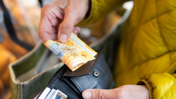 La carte de débit supplante l'argent liquide dans le portefeuille des Suisses (archives).