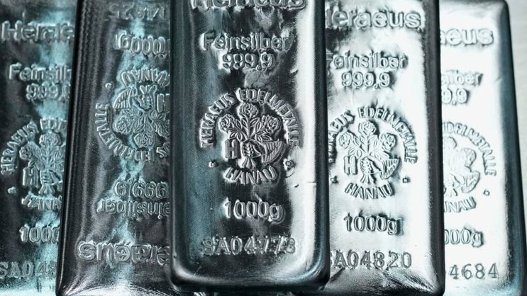 Le cours de l'argent est aussi porté structurellement par la demande industrielle croissante d'argent pour le photovoltaïque, les véhicules électriques et les centres de données pour l'intelligence artificielle. (archive)