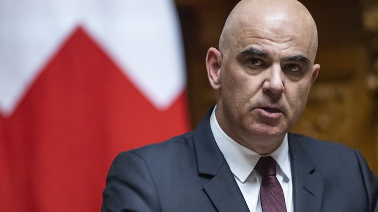 Alain Berset assure que le Conseil fédéral fait tout ce qui est en son pouvoir pour réduire les coûts. Mais le Parlement freine les démarches en ce sens, estime-t-il (archives).