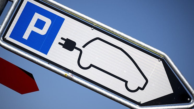 Si on prend en compte l'ensemble des véhicules routiers à moteur nouvellement mis en circulation l'année dernière, leur nombre est resté nettement inférieur à son niveau d'avant la pandémie. (KEYSTONE/Laurent Gillieron)