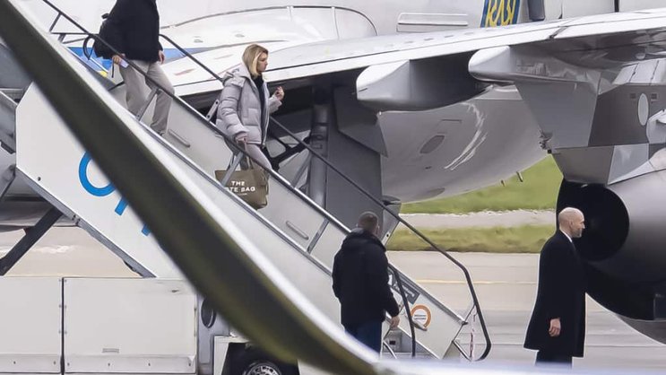 Olena Zelenksa (veste grise) descend d'un avion gouvernemental à l'aéroport de Zurich-Kloten.