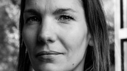 Claudia Comte développe une œuvre monumentale inspirée par la nature, entre sculptures, fresques et installations exposées dans le monde entier.
