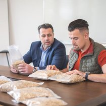 Simon-Pierre Kerbage (à g.)le propriétaire de Bossy Céréales, et Marc Folli, directeur des opérations, projettent de quadrupler d'ici à deux ans la capacité de production globale de l'entreprise.