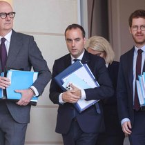 Le 1er octobre 2026, Sébastien Lecornu, Premier ministre français, a présenté le budget 2027 en Conseil des ministres. Malgré les tensions obligataires à Paris, l'écart de taux d'intérêt entre la BCE et la BNS continue de soutenir l'euro face au franc.