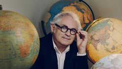 Statisticien de formation, Jean-­François Rial a commencé sa carrière dans le renseignement financier avant de racheter l’agence Voyageurs du Monde en 1998.