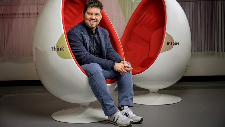 Raphaël Gaudart est le directeur du Master of Science HES‑SO en Business Administration (MscBA) à la Haute Ecole de gestion de Fribourg. Cet entrepreneur a cofondé en 2020 Simon & Josef, une start-up qui veut améliorer la durabilité dans les services d’entretien des chambres dans les hôtels.