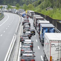 Les traditionnels bouchons de Pâques ont commencé à se former en direction du sud au Gothard. (archives)