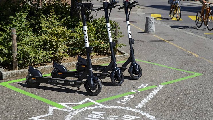 Considérées comme des cyclomoteurs légers, les trottinettes électriques doivent être équipées avec un éclairage à l'avant et à l'arrière pour être homologuées (archives).