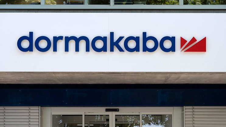 Selon Dormakaba, ces mesures auront un impact sur jusqu'à 1800 postes, sur les 16'000 que compte l'entreprise au niveau mondial, le groupe prévoyant de supprimer 800 équivalents temps plein. (KEYSTONE/Christian Beutler)