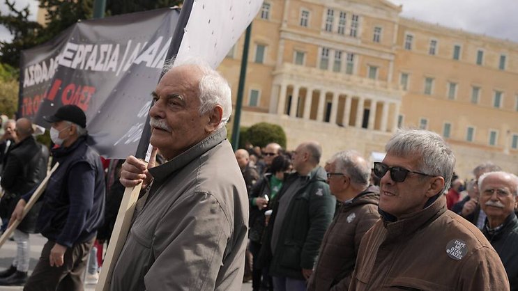 Plus de 40'000 Grecs sont à nouveau dans les rues jeudi pour crier leur colère alors que le pays se retrouve en grande partie paralysé par une grève générale.