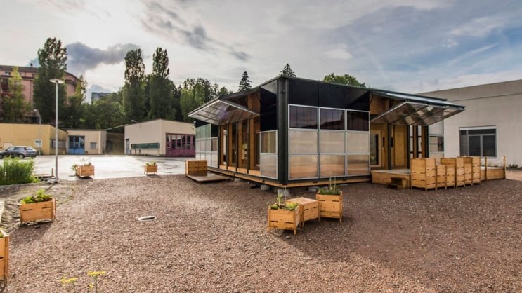 Si le NeighborHub est actuellement implanté à Fribourg, la procédure vise une réimplantation sur un autre site, partout en Suisse, ou à l’étranger, d’ici à 2027.