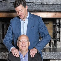 François Schenk, debout derrière Christophe Chauvet, le spécialiste du marché international du vin, qui a rejoint le groupe Schenk il y a une année.