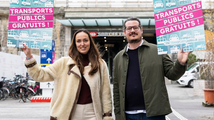 L'initiative populaire fédérale a été présentée mercredi à Lausanne par Julia Zeder, responsable de la communication, et Steven Tamburini, organisateur et porte-parole d'Agissons!