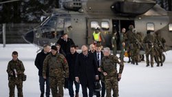 Bundesrat Martin Pfister (Bildmitte) besucht gemeinsam mit dem Chef der Armee, Korpskommandant Benedikt Roos (Dritter von links), begleitet.