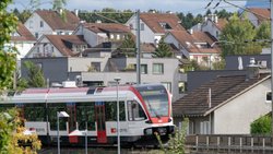 Le jeune duo était monté sur le toit d'une rame ferroviaire en gare de Lenzburg/AG. Le "surfeur de train" âgé de 18 ans est mort électrocuté alors que la rame se trouvait à Beinwil am See et cheminait en direction de Mosen/LU (photo symbolique).