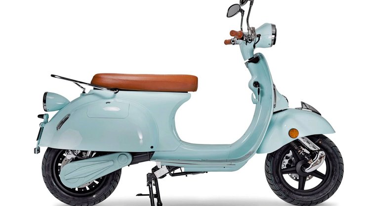 Kito a été fondée en Allemagne en 2013 et s’est installée en Suisse en 2015. Markus Van Grinsven rachète la marque pour la Suisse en 2023. Les scooters électriques Kito au style rétro se déclinent en trois motorisations différentes: 45 km/h, 65 km/h et 85 km/h, coûtant entre 3600 et 5500 francs.