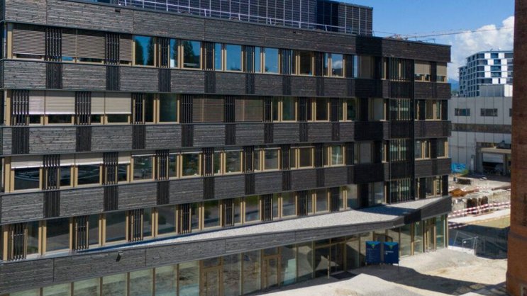 Le bâtiment B de Bluefactory constitue le premier édifice non provisoire construit sur le site de l’ancienne brasserie Cardinal à Fribourg.