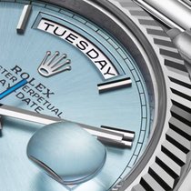 Day-Date: la première montre-bracelet qui, en plus de la date, affichait le jour de la semaine en toutes lettres dans une petite fenêtre.