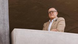 Oliver Müller, propriétaire de LuxeConsult à Genève, ne prévoit pas d'amélioration significative dans le secteur horloger avant fin 2025 ou avant le premier trimestre 2026.
