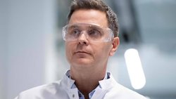 Le groupe pharmaceutique Roche (en photo: le directeur général Thomas Schinecker) paie 2,67 milliards de francs d'impôts sur les bénéfices dans le monde entier.
