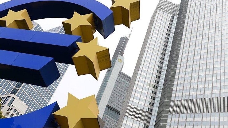 Si la baisse se confirme, la BCE va brûler la politesse pour la première fois de son histoire à la Fed américaine dans ce domaine. EPA/ARNE DEDERT