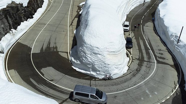 Depuis 11h00 mercredi, les véhicules peuvent à nouveau se faufiler entre les murs de neige pour accéder au col du Gothard.