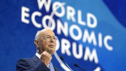 Le fondateur du WEF, Klaus Schwab, se défend contre les accusations en portant plainte.