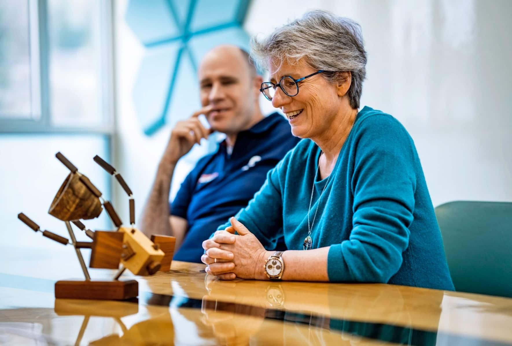 Avec Muriel Richard-Noca, devant  la représentation en miniature du satellite ClearSpace 1 et  sa main robotisée.