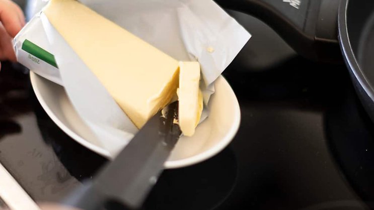 Le marché suisse du beurre a été chamboulé lors de la première année de pandémie en 2020. Les ventes de fromage et de beurre ont bondi, mais comme la production de lait est restée stable, il n'y a plus eu assez de lait pour fabriquer le beurre.