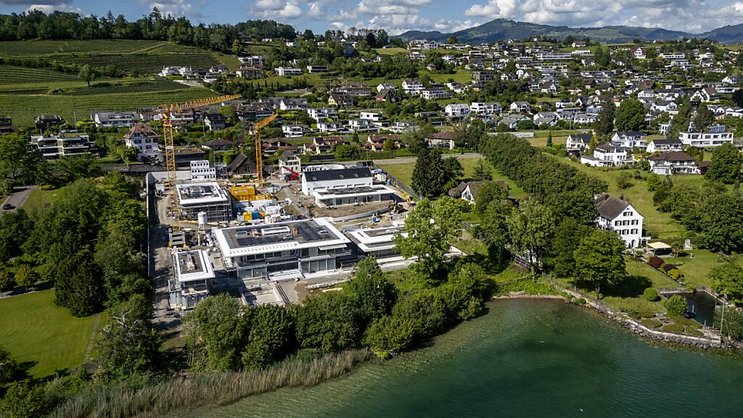 La construction en cours de la villa de Roger Federer et des bâtiments qui l'entourent n'est pas remise en question par l'OFEV, contrairement au hangar à bateaux planifié sur le côté droit du site (archives).