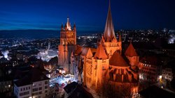 A l'occasion de ses 750 ans, la cathédrale de Lausanne se pare d'un nouvel éclairage extérieur qui propose des ambiances lumineuses évolutives, avant une extinction au coeur de la nuit.