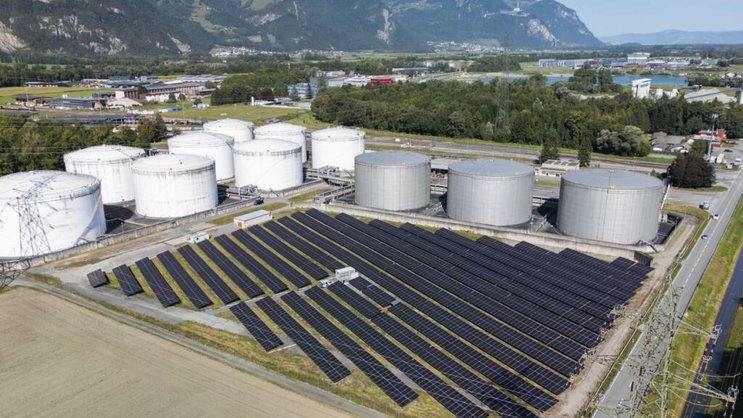 Installée sur 15'000 m2 de terrain industriel existant à Aigle, la centrale photovoltaïque est composée de 3006 panneaux solaires d'une puissance totale de 2089 kWc.