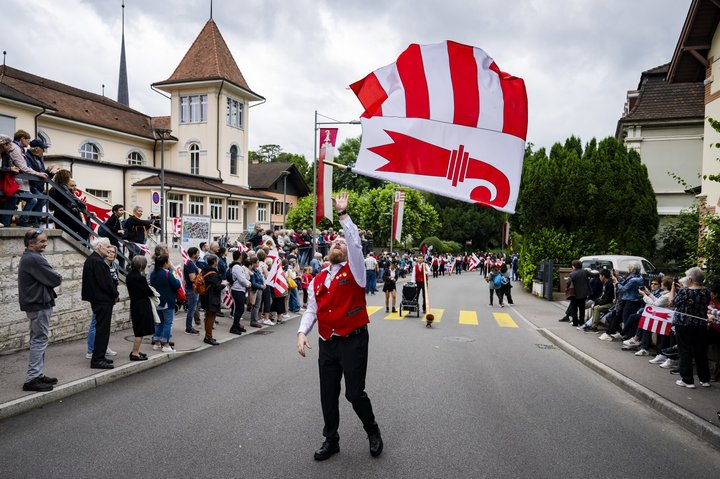 Le canton du Jura offre un contraste frappant. On y compte au total seulement 13 personnes dont le revenu dépasse le million.