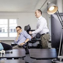 Le fondateur David Gugelmann (à dr.), expert reconnu dans la détection de cybercriminalité économique, avec la COO Carola Hug et le CMO Gregor Erismann.