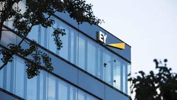 Le logo de la société de conseil EY, anciennement Ernst and Young. La société de conseil est l'une des 20 meilleures écoles de cadres au monde.