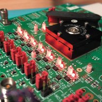 Avec sa technologie, Kandou Bus prévoit de diminuer de moitié le coût énergétique d’une puce électronique.