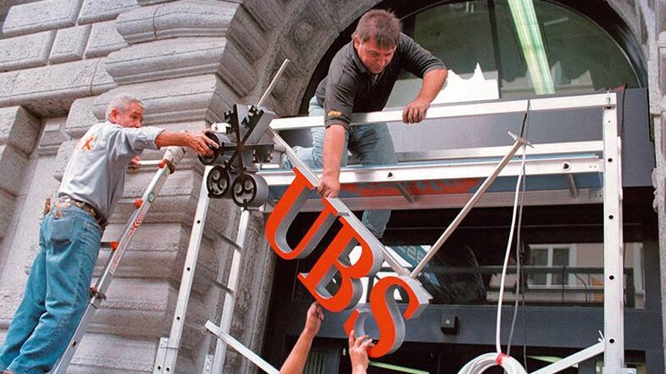 En décembre 1998, l’Union de banques suisses et la Société de banque suisse fusionnent pour donner naissance à la nouvelle UBS.