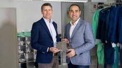 Le CEO du CSEM, Alexandre Pauchard, et le CEO de CCRAFT, Hamed Sattari, tiennent un wafer TFLN entre les mains.
