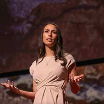 Gaya Herrington est vice-présidente de la recherche en développement durable chez Schneider Electric, une multinationale active dans la transition énergétique. Elle est également membre du Club de Rome, groupe de réflexion, basé en Suisse, qui analyse les défis globaux urgents et complexes. Avant cela, cette femme de 43 ans était conseillère au sein de la société d’audit et de conseil KPMG US, où elle a conseillé pendant des années des multinationales en tant que directrice des Sustainability Services. Cette scientifique néerlandaise de nationalité américaine est titulaire d’un master en économétrie de l’Université Vrije d’Amsterdam et d’un master en durabilité de l’Université Harvard.