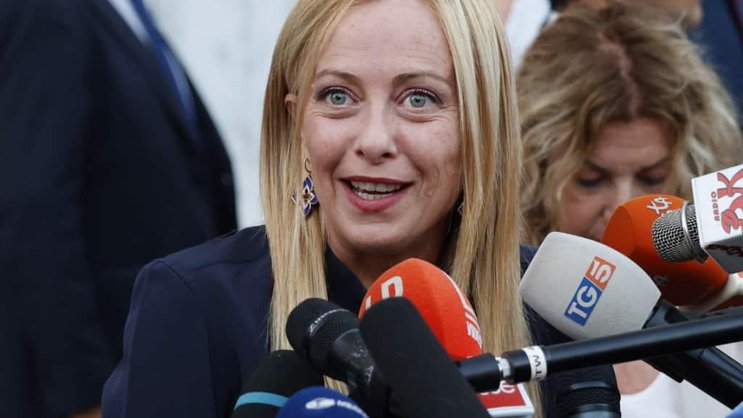 Depuis son arrivée au pouvoir en octobre 2022, la Première ministre Giorgia Meloni plaide la défense de l'industrie automobile pour freiner le mouvement de limitation des émissions polluantes.
