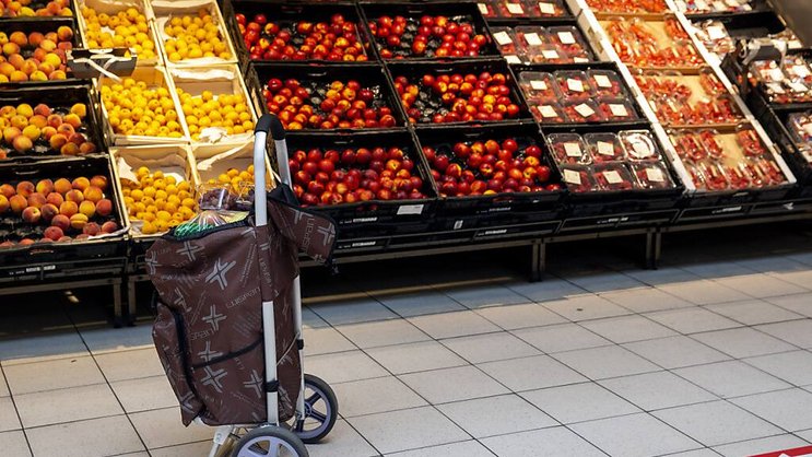 La part des ménages estimant que les prix vont grimper au cours des douze prochains mois augmente d'un point. (KEYSTONE/Salvatore Di Nolfi)