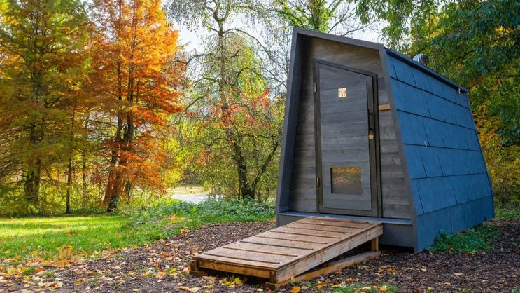 Le projet se distingue par des toilettes sans eau, sans odeur et transportables, contrairement aux solutions existantes qui exigent fondations ou raccordements aux égouts.