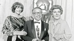 En 1978, Stefan Kudelski se voit remettre l’Oscar du mérite technique et scientifique par les comédiennes Maggie Smith (à g.) et Maureen Stapleton pour le Nagra 1.