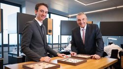Frédéric Arnault, patron de LVMH Montres (à gauche) et Jean-Christophe Babin, CEO de la marque Bulgari de LVMH, lors de l'inauguration de la nouvelle manufacture Bulgari à Saignelégier (JU).