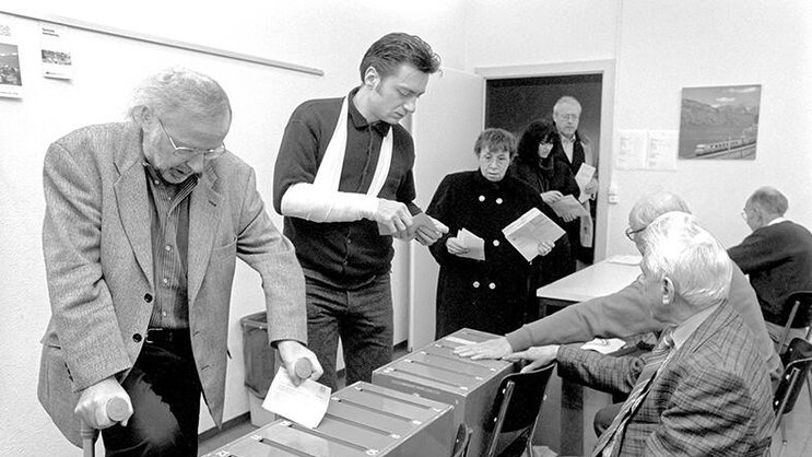 4 décembre 1994: le peuple accepte la LAMal, mais refuse une initiative pour une assurance maladie avec des primes proportionnelles au revenu.