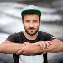 Son pseudonyme est une contraction de «say» (dire) et «peace» (la paix). Par ses œuvres gigantesques, l’artiste veut impacter les mentalités sans laisser de trace dans la nature.