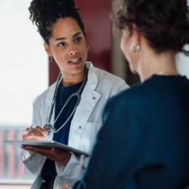 Le secteur médical manque de personnel qualifié, mais il est difficile d'y accéder de manière transversale en raison des connaissances préalables requises.