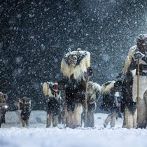 Les Tschäggättä ont déferlé dans le Lötschental jeudi soir dans le cadre du carnaval.