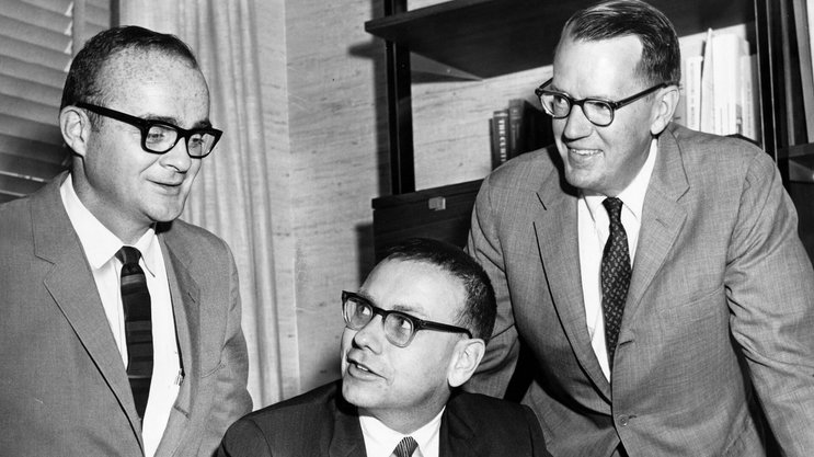 Warren Buffett, avec Bill Scott et John Harding, qui furent les deux premiers collaborateurs clés recrutés par l’expert en finance dans les années 1950.