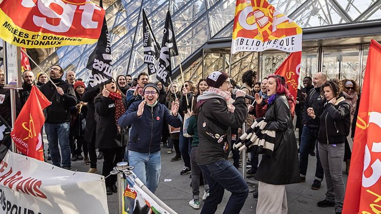 Des employés du Louvre bloquent l'entrée du musée.
